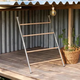 Meilleurs prix pour Grand perchoir pour poulailler en métal et bois soft gray – Repose confortable pour plusieurs poules