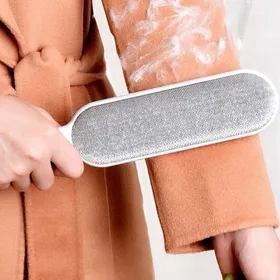 Comparer les prix de Brosse Magique Anti-Peluches Réutilisable – Brosse à Poils d’Animaux et Poussière 31×6cm Blanche
