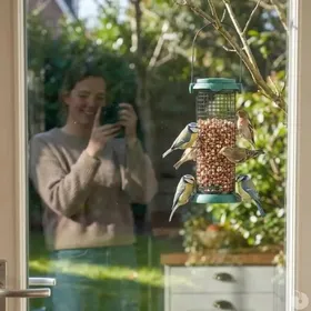 Comparer les prix de Mangeoire Oiseaux Métal Ø9x20cm Distributeur Graines Jardin