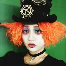 Meilleurs prix pour Perruque orange courte bouclée du Chapelier fou perruque de carnaval et Halloween pour homme orange PERRUQUE