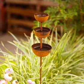 Comparer les prix de Tuteur de jardin récupérateur deau de pluie  Fleur en métal effet rouille vintage  Abreuvoir pour oiseaux et colibris  Récupé...