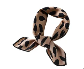 Comparer les prix de Lot de 3 petites écharpes carrées en satin de soie pour femme foulard bandana pour le cou les cheveux cravate fine châles