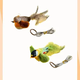 Meilleurs prix pour Jouet pour chat oiseau gazouillant Jouet oiseau en peluche interactif avec ailes battantes, corde élastique pour soulager l'ennui et résister aux griffures et aux morsures