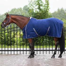 Meilleurs prix pour Couverture polaire pour cheval avec sangle Q-essentials - 145 cm (Longueur totale: 195 cm)