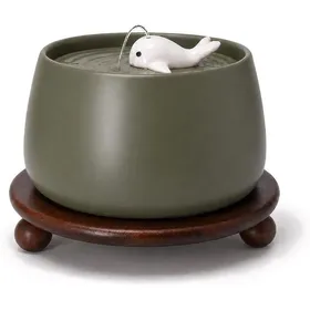 Comparer les prix de Fontaine à pour Chat en Céramique 1 8 L sans BPA Pompe Ultra Silencieuse 25 DB Socle en Bois Décoratif Filtre Vert